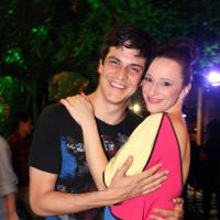 Mateus Solano troca beijos com a mulher, Paula Braun, em premiação gay, no Rio