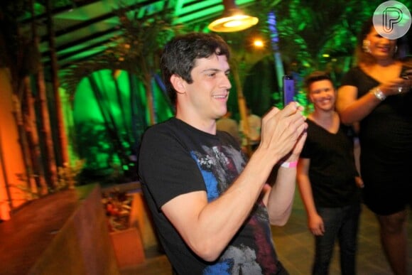 Mateus Solano é homenageado em premiação gay, no Rio