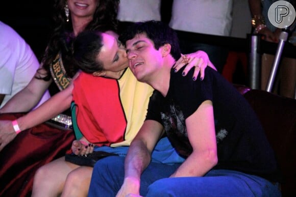 Mateus Solano ganha beijo carinhoso da mulher, Paula Braun