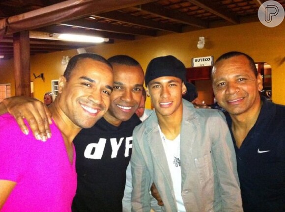 Neymar está negociando a compra de parte dos direitos do grupo Só Pra Contrariar (05 de novembro de 2013)