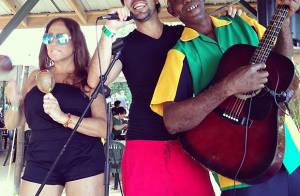 Susana Vieira curte férias na Jamaica e posta foto com pernas de fora