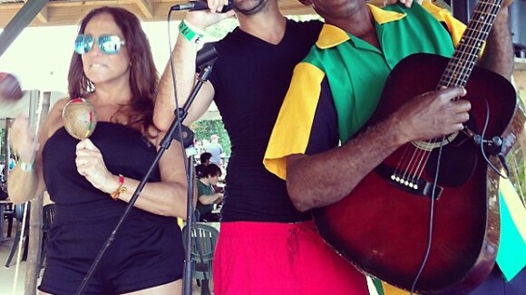 Susana Vieira curte férias na Jamaica e posta foto com pernas de fora