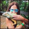 Susana Vieira beija uma iguana na Jamaica