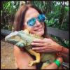 Susana Vieira segura uma iguana no colo