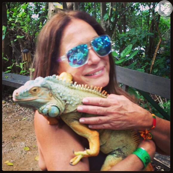 Susana Vieira segura uma iguana no colo