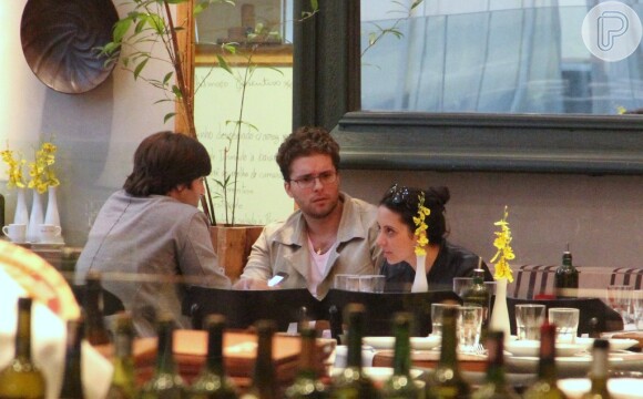 Thiago Fragoso, a mulher, Mariana Vaz, e um amigo, almoçaram no shopping Rio Design Barra, na tarde desta quarta-feira, 6 de novembro de 2013