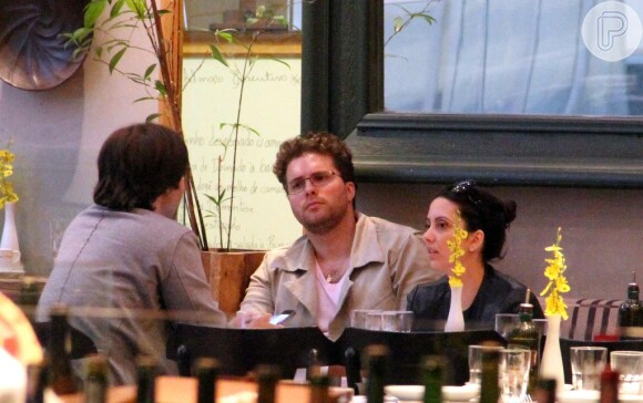 O ator Thiago Fragoso, a mulher e um amigo, almoçaram na tarde desta quarta-feira, 6 de novembro de 2013, no shopping Rio Design Barra