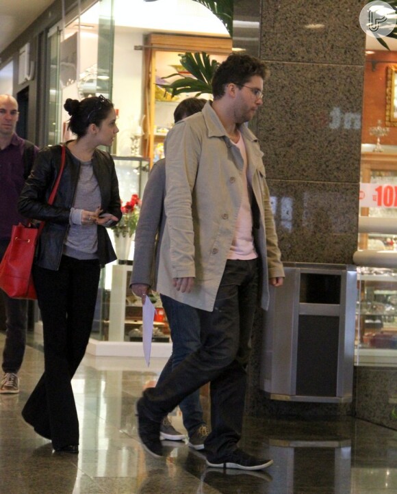 O ator Thiago Fragoso, a mulher e um amigo, almoçaram na tarde desta quarta-feira, 6 de novembro de 2013, no shopping Rio Design Barra