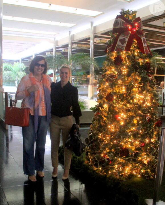Carolina Dieckmann e Cláudia Jimenez se encontraram na tarde desta quinta-feira, 7 de novembro de 2013, no shopping Fashion Mall, em São Conrado, Zona Sul do Rio de Janeiro