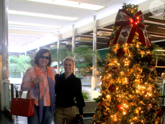 Carolina Dieckmann posa com amiga e atriz, Claudia Jimenez, ao lado de árvore de natal, no shopping Fashion Mall, em São Conrado, Zona Sul do Rio de Janeiro, na tarde desta quinta-feira, 7 de novembro de 2013