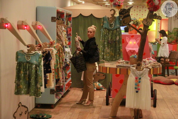A atriz Carolina Dieckmann fez compras em uma loja de roupinhas de bebê no shopping Fashion Mall, em São Conrado, Zona Sul do Rio de Janeiro, na tarde desta quinta-feira, 7 de novembro de 2013