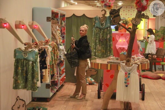 Carolina Dieckmann foi surpreendida por paparazzo enquanto fazia compras em loja de roupas de bebê, na tarde desta quinta-feira, 7 de novembro de 2013, no shopping Fashion Mall, em São Conrado, Zona Sul do Rio de Janeiro
