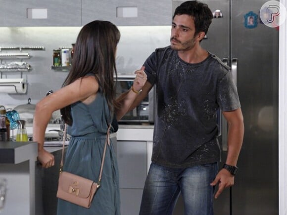 Mesmo chantageada por Zenon (Thiago Rodrigues), Carolina (Bianca Bin) consegue despistar e não confessa sua armação em 'Guerra dos Sexos'