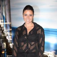 Com blusa transparente, Giovanna Antonelli confere desfile no Fashion Rio