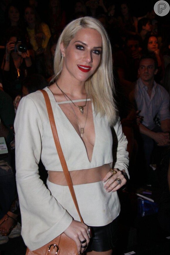 Giovanna Ewbank usou uma blusa com decote profundo para ir ao desfile da grife Iódice, no Fashion Rio
