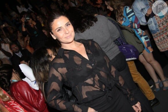 Giovanna Antonelli usou uma blusa transparente para ir ao Fashion Rio