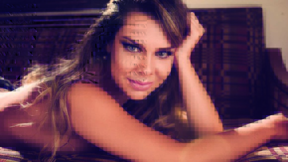 Fernanda Souza posa de lingerie e diz que não tem medo de expor seu namoro