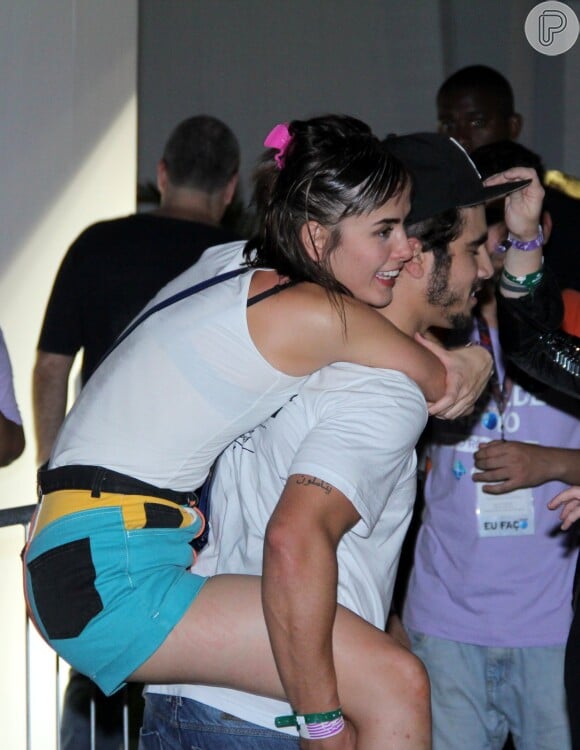 Maria Casadevall e Caio Castro foram flagrados aos beijos no último Rock in Rio