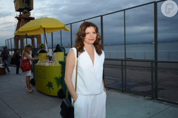 Débora Bloch apostou no branco para circular pelo Fashion Rio, em 9 de novembro de 2013