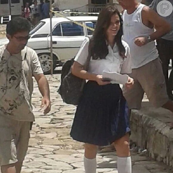 Bruna Marquezine grava as primeiras cenas de Helena vestida de colegial na novela 'Em Família'