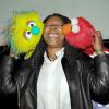 Brincalhona, a dubladora de animações infantis posou brincando com personagens dos 'Muppets'