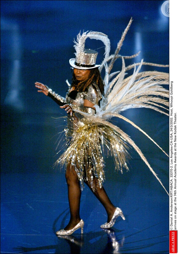 Whoopi Goldberg usou fantasia glamurosa no 74º 'Academy Awards', em 2002