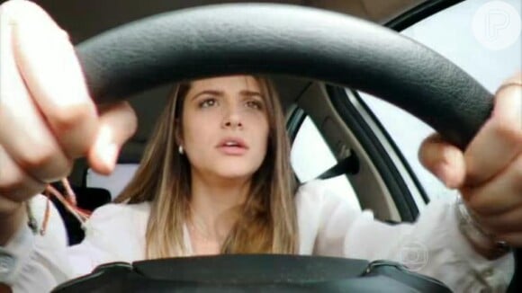 Juliana Paiva grava cenas de Lili ao volante sem carteira de habilitação