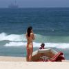 Glenda Kozlowski mostra boa forma em praia carioca