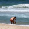Glenda Kozlowski se refresca na praia de Ipanema, no Rio