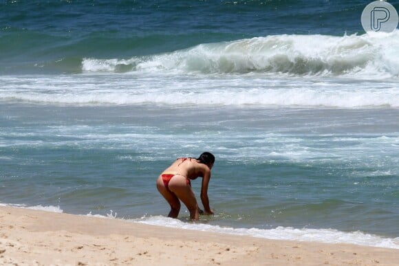 Glenda Kozlowski se refresca na praia de Ipanema, no Rio