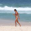 Glenda Kozlowski curte dia de folga em praia carioca