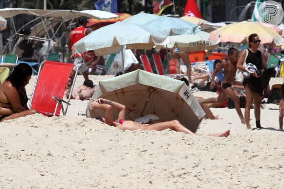 Glenda Kozlowski é flagrada na praia de Ipanema, no Rio de Janeiro