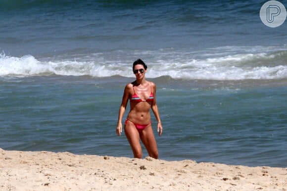 Glenda Kozlowski é fotografada na praia de Ipmanema, na Zona Sul do Rio de Janeiro, em 11 de novembro de 2013