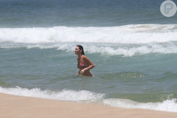 Glenda Kozlowski mergulha na praia de Ipanema, no Rio