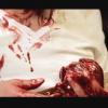 Alexandre Nero usa o coração do porco com uma metáfora no clipe de 'Carinhoso'