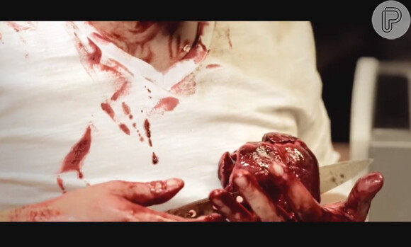 Alexandre Nero usa o coração do porco com uma metáfora no clipe de 'Carinhoso'