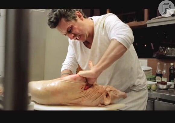 Alexandre Nero destrincha um porco no clipe de 'Carinhoso'