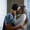 Após atropelamento, William (Thiago Rodrigues) e Lili (Juliana Paiva) se beijam, em cena de 'Além do Horizonte'