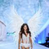 Adriana Lima vestida de 'angel' no Victoria's Secret Fashion Show