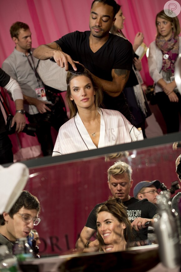 Alessandra Ambrósio nos bastidores do Victoria's Secret Fashion Show