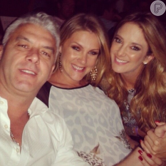A apresentadora do 'Programa da Tarde' publicou em seu Instagram um clique com o marido, Alexandre Corrêa, e a amiga, Ticiane Pinheiro no cinema