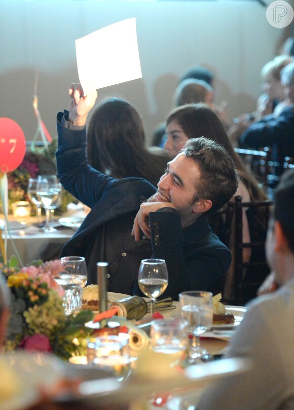 Robert Pattinson adquiriu um violoncelo reciclado por R$ 13 mil no Go Go Gala, leilão beneficente para arrecadar fundos para crianças órfãs em todo o mundo, em Los Angeles, Estados Unidos, na última quinta-feira, 14 de novembro de 2013