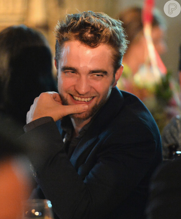 Sem Kristen Stewart, Robert Pattinson vai ao no Go Go Gala, leilão beneficente para arrecadar fundos para crianças órfãs em todo o mundo, em Los Angeles, Estados Unidos, na última quinta-feira, 14 de novembro de 2013