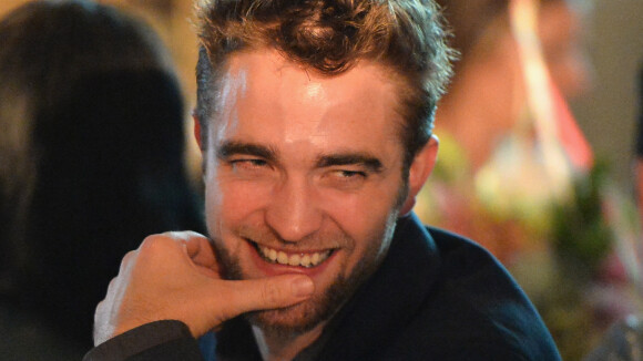 Sem Kristen Stewart, Robert Pattinson se diverte em leilão beneficente em LA