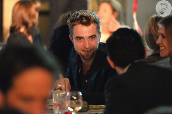 Sem Kristen Stewart, Robert Pattinson vai ao Go Go Gala, leilão beneficente para arrecadar fundos para crianças órfãs em todo o mundo, em Los Angeles, Estados Unidos, na última quinta-feira, 14 de novembro de 2013
