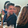 Robert Pattinson distribuiu sorrisos no Go Go Gala, leilão beneficente para arrecadar fundos para crianças órfãs em todo o mundo, em Los Angeles, Estados Unidos, na última quinta-feira, 14 de novembro de 2013