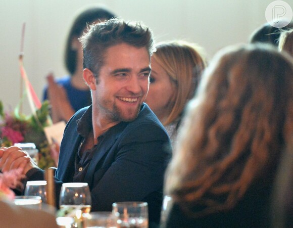 Robert Pattinson distribuiu sorrisos no Go Go Gala, leilão beneficente para arrecadar fundos para crianças órfãs em todo o mundo, em Los Angeles, Estados Unidos, na última quinta-feira, 14 de novembro de 2013