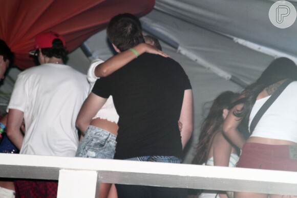 Olin Batista novamente aos beijos com nova loira na festa Kaballah Circus no Fishbone Café na Praia de Geribá, em Búzios, no Rio de Janeiro, no último sábado, 16 de novembro de 2013