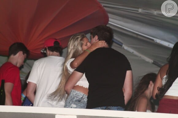 Olin Batista foi flagrado aos beijos com nova loira na festa Kaballah Circus, no Fishbone Café na Praia de Geribá, em Búzios, no Rio de Janeiro, no último sábado, 16 de novembro de 2013