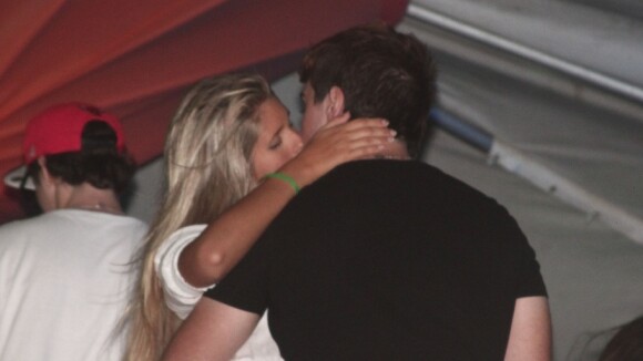 Após término, Olin Batista é flagrado aos beijos com nova loira em Búzios, no RJ